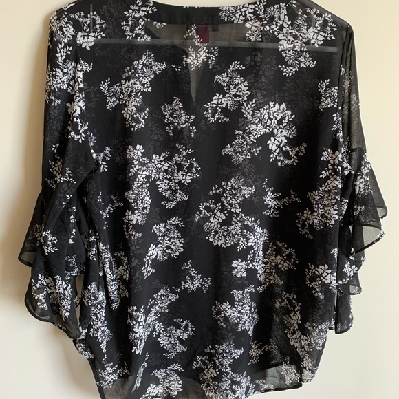 Women’s Small Vince Camuto Black and White Floral Blouse - Picture 2 of 3